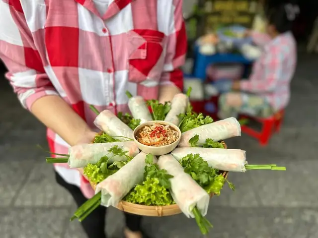 Review Bún Riêu Gánh Chợ Bến Thành: Hương Vị Gia Truyền Trải Dài 40 Năm Review Bún Riêu Gánh Chợ Bến Thành: Hương Vị Gia Truyền Trải Dài 40 Năm
