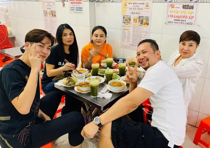 Review Bún Riêu Gánh Chợ Bến Thành: Hương Vị Gia Truyền Trải Dài 40 Năm Review Bún Riêu Gánh Chợ Bến Thành: Hương Vị Gia Truyền Trải Dài 40 Năm