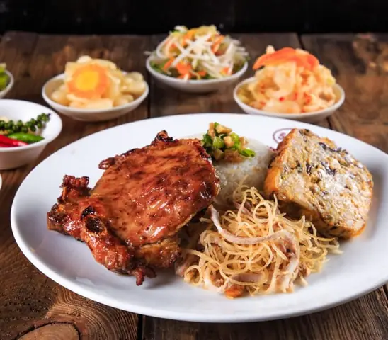 Review Bún Riêu Gánh Chợ Bến Thành: Hương Vị Gia Truyền Trải Dài 40 Năm Review Bún Riêu Gánh Chợ Bến Thành: Hương Vị Gia Truyền Trải Dài 40 Năm