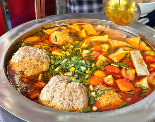 Review Bún Riêu Gánh Chợ Bến Thành: Hương Vị Gia Truyền Trải Dài 40 Năm