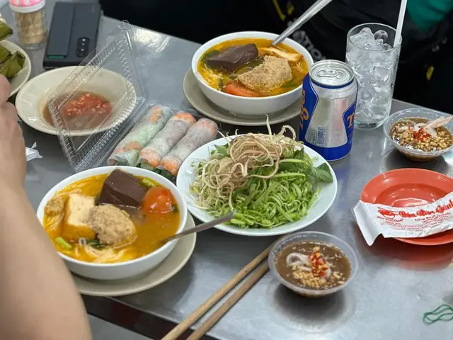 Review Bún Riêu Gánh Chợ Bến Thành: Hương Vị Gia Truyền Trải Dài 40 Năm Review Bún Riêu Gánh Chợ Bến Thành: Hương Vị Gia Truyền Trải Dài 40 Năm