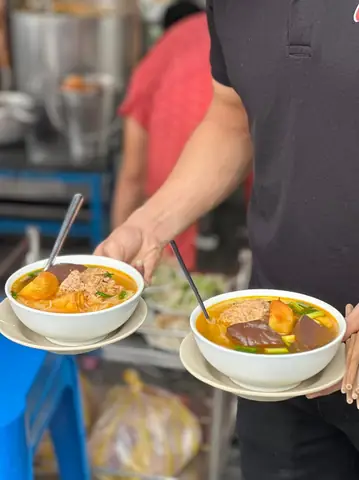 Review Bún Riêu Gánh Chợ Bến Thành: Hương Vị Gia Truyền Trải Dài 40 Năm Review Bún Riêu Gánh Chợ Bến Thành: Hương Vị Gia Truyền Trải Dài 40 Năm