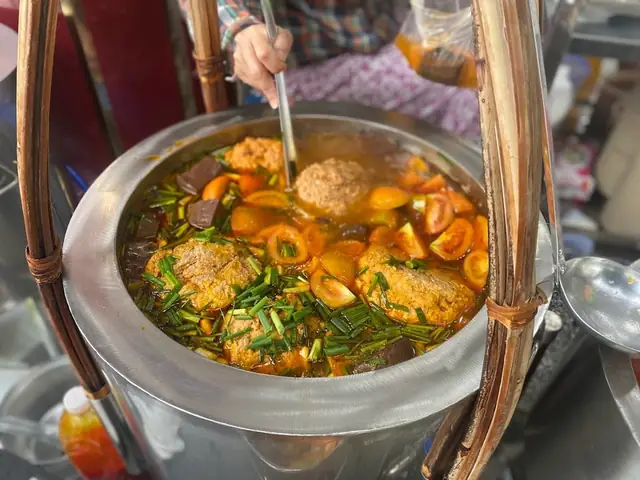 Review Bún Riêu Gánh Chợ Bến Thành: Hương Vị Gia Truyền Trải Dài 40 Năm Review Bún Riêu Gánh Chợ Bến Thành: Hương Vị Gia Truyền Trải Dài 40 Năm