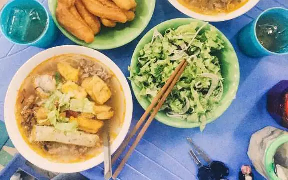 Review Chi Tiết Quán Bún Riêu Ngõ Đình Đại: Chất Lượng Thật Hay Chỉ 'hot' Một Thời?