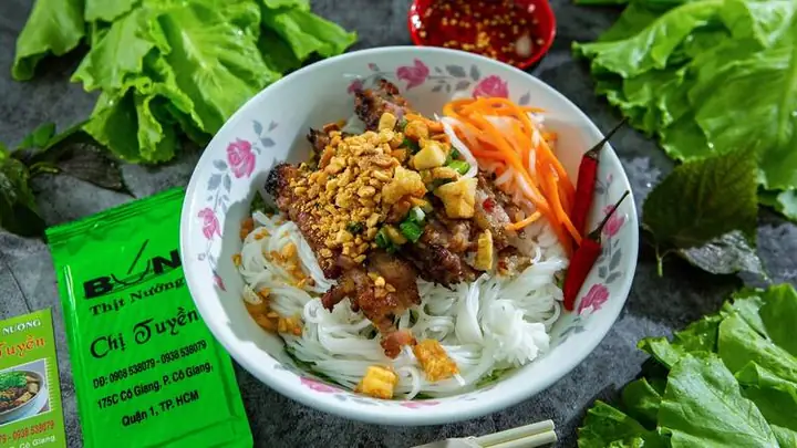Đánh Giá Bún Thịt Nướng Chị Tuyền: Gia Truyền 30 Năm Giữa Lòng Sài Gòn