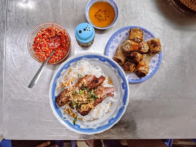 Đánh Giá Bún Thịt Nướng Chị Tuyền: Gia Truyền 30 Năm Giữa Lòng Sài Gòn