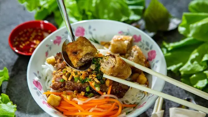 Đánh Giá Bún Thịt Nướng Chị Tuyền: Gia Truyền 30 Năm Giữa Lòng Sài Gòn