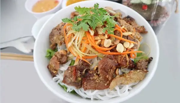 Review Quán Bún Thịt Nướng Cô Lan: Hương Vị Quê Nhà Ở Quận 5? Review Quán Bún Thịt Nướng Cô Lan: Hương Vị Quê Nhà Ở Quận 5?