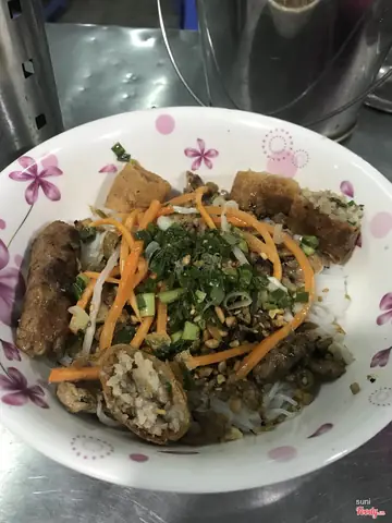 Bún Thịt Nướng Hoàng Văn 137 Chấn Hưng: Đánh Giá Toàn Diện Từ A Đến Z