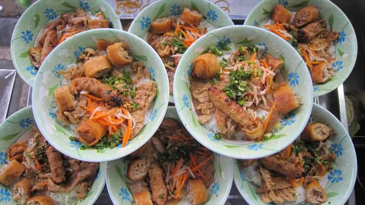 Bún Thịt Nướng Hoàng Văn 137 Chấn Hưng: Đánh Giá Toàn Diện Từ A Đến Z