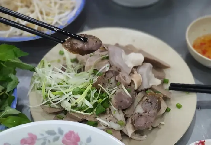 Cháo Lòng Võ Thị Sáu Là Gì? Hướng Dẫn Nấu Ngon Chuẩn Vị Tại Nhà