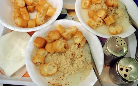 Review Cháo Sườn Sụn Huyền Anh Chợ Đêm Đồng Xuân: Ngon, Rẻ Nhưng Chật Chội?