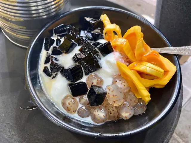 Chè 4 Mùa Hàng Cân: Đánh Giá Chi Tiết Về Quán Chè Truyền Thống Ở Phố Cổ Hà Nội