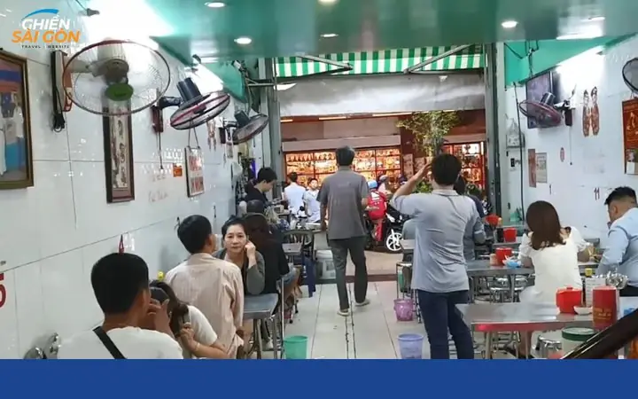 Đánh Giá Chi Tiết Quán Cơm Gà Lão Hương Thân: Hương Vị Truyền Thống Hơn 25 Năm Ở Quận 5