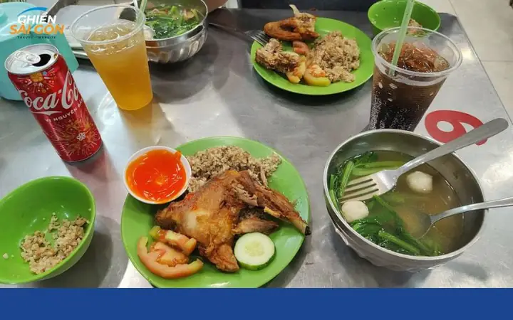 Đánh Giá Chi Tiết Quán Cơm Gà Lão Hương Thân: Hương Vị Truyền Thống Hơn 25 Năm Ở Quận 5