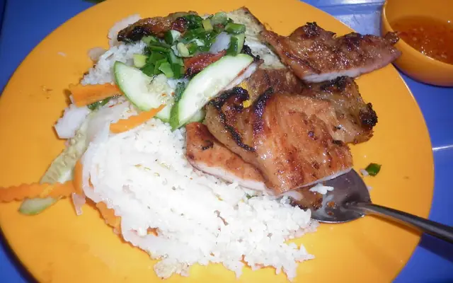 Cơm Tấm Tuyết Cây Gõ Quận 6: Đánh Giá Chi Tiết Và Trải Nghiệm Thực Tế