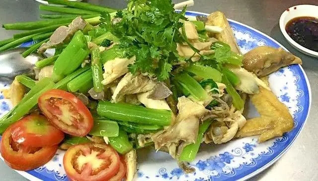Gà Hấp Muối Lão Mã: Món Ăn Đặc Trưng Chợ Lớn