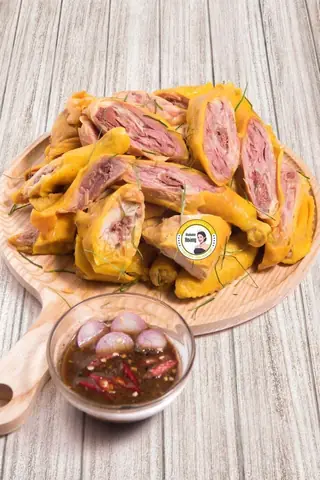 Gà Ủ Muối Madame Hoàng: Đánh Giá Chi Tiết Về Món Ăn Đặc Sản Này