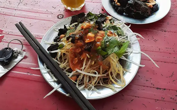 Gỏi Khô Bò Ông Năm: Đánh Giá Chi Tiết Quán Ăn Phong Cách Việt Nổi Tiếng Ở Quận 1