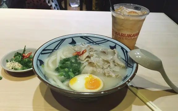 Review Marukame Udon Hai Bà Trưng: Trải Nghiệm Mì Udon Nhật Bản Giá Sinh Viên Review Marukame Udon Hai Bà Trưng: Trải Nghiệm Mì Udon Nhật Bản Giá Sinh Viên