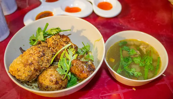 Lucky Mì Gà Da Giòn: Đánh Giá Chi Tiết Quán Ăn Nổi Tiếng Với Món Đặc Trưng