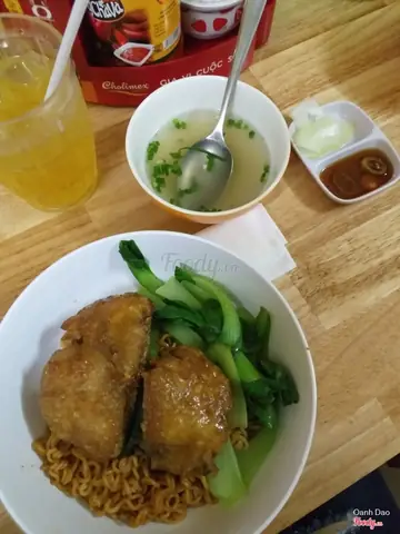 Lucky Mì Gà Da Giòn: Đánh Giá Chi Tiết Quán Ăn Nổi Tiếng Với Món Đặc Trưng