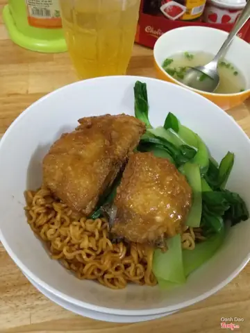 Lucky Mì Gà Da Giòn: Đánh Giá Chi Tiết Quán Ăn Nổi Tiếng Với Món Đặc Trưng