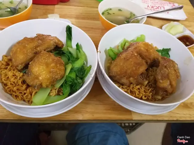 Lucky Mì Gà Da Giòn: Đánh Giá Chi Tiết Quán Ăn Nổi Tiếng Với Món Đặc Trưng