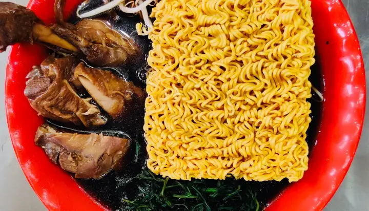 Đánh Giá Chi Tiết Quán Mì Gà Tần Hàng Bồ: Trải Nghiệm Món Ăn Đặc Trưng Phố Cổ