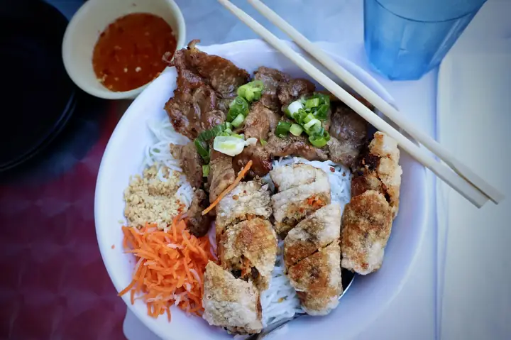 Mì Xào Ga Xe Lửa Là Gì? Hướng Dẫn Chi Tiết Về Món Ăn Đặc Trưng