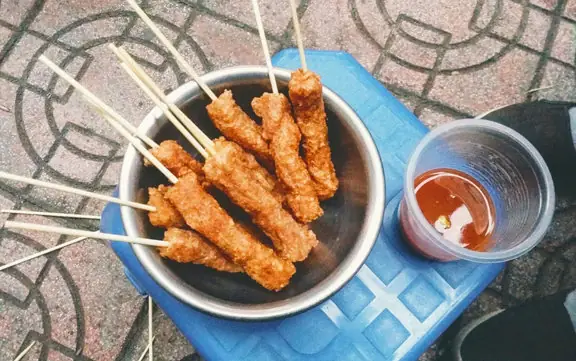 Review Toàn Diện Nem Chua Rán Chị Hạnh: Trải Nghiệm Thực Tế Tại Hà Nội