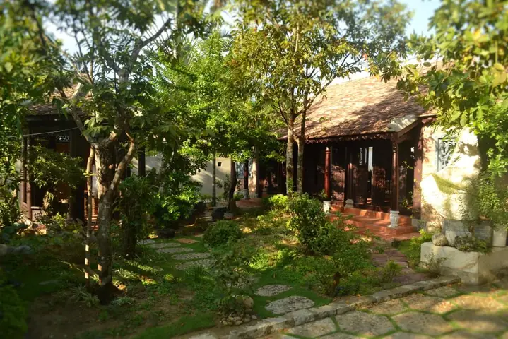 Nhà Hàng Chay Sân Mây: Đánh Giá Chi Tiết Về Không Gian, Món Ăn Và Dịch Vụ