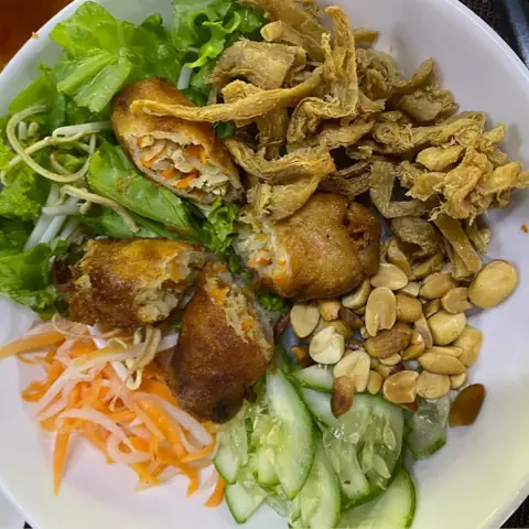 Nhà Hàng Chay Sân Mây: Đánh Giá Chi Tiết Về Không Gian, Món Ăn Và Dịch Vụ