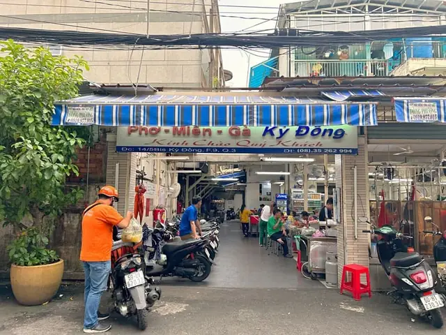 Phở Miến Gà Kỳ Đồng: Review Chi Tiết Quán Ăn Được Michelin Vinh Danh