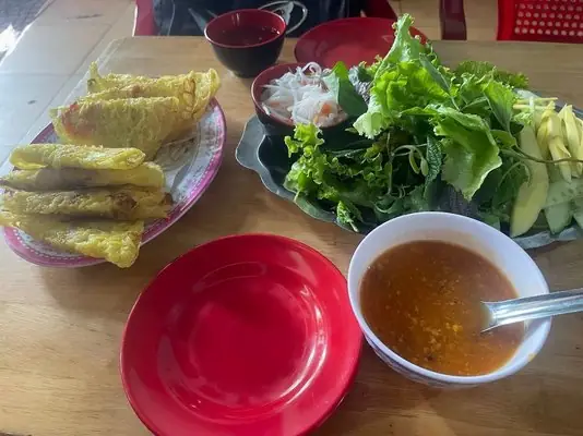 Bánh Xèo Cô Nguyệt Buôn Ma Thuột: Đánh Giá Chi Tiết Về Quán Ăn Gắn Liền Ký Ức