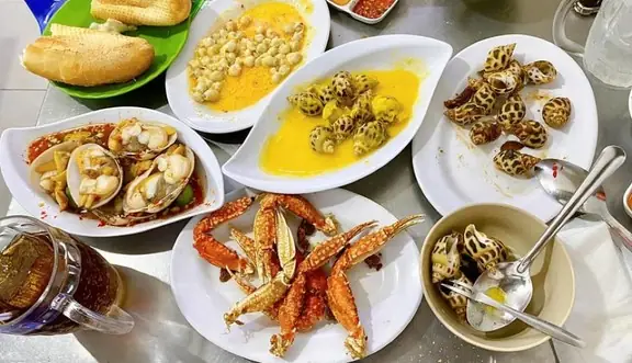 Đánh Giá Chi Tiết Quán Ốc 379 Vĩnh Viễn: Trải Nghiệm Hải Sản Tại Quận 10