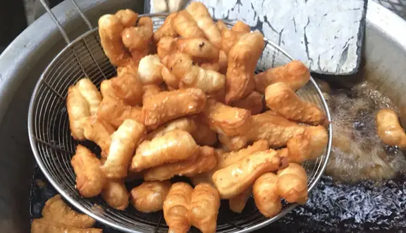 Review Quẩy Đùi Gà Thái Thịnh: Địa Chỉ Ăn Vặt "ghiền" Cho Sinh Viên Khu Vực Thái Hà Review Quẩy Đùi Gà Thái Thịnh: Địa Chỉ Ăn Vặt "ghiền" Cho Sinh Viên Khu Vực Thái Hà