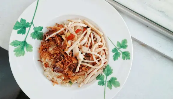 Đánh Giá Chi Tiết Xôi Chè Bùi Thị Xuân: Quán Xôi Gia Truyền Nổi Tiếng Sài Gòn