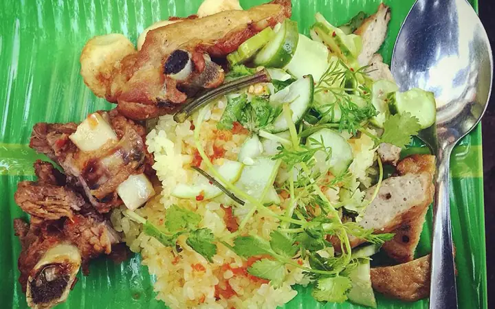 Review Xôi Sườn Cay 628 Trường Chinh: Quán Ăn Vỉa Hè Nổi Tiếng Hà Nội