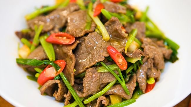 Cách nấu canh rau cần với thịt bò thanh mát chuẩn vị nhà nấu