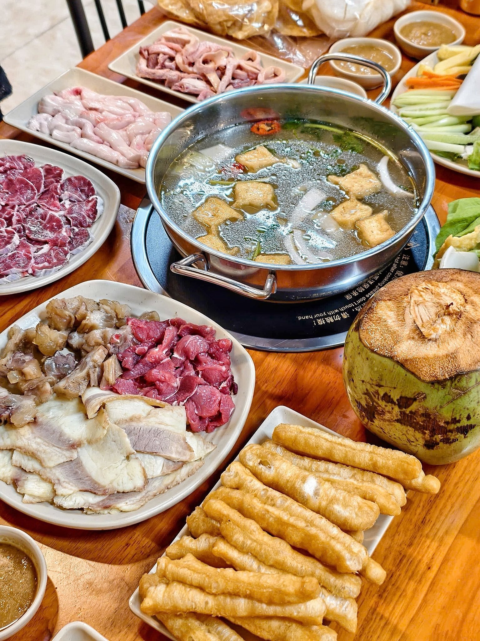 Thưởng thức món lẩu đầu bò nóng hổi cực cuốn cho cuối tuần 2 Mẹo nấu lẩu đầu bò không bị hôi vẫn thơm hấp dẫn