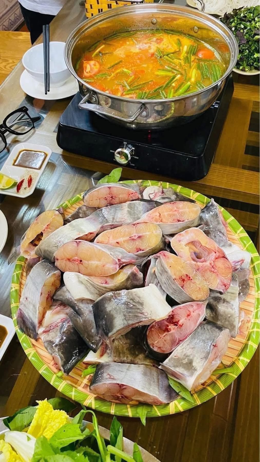 Thưởng thức cá ngạnh om mẻ với hương vị chua nhẹ thơm ngon