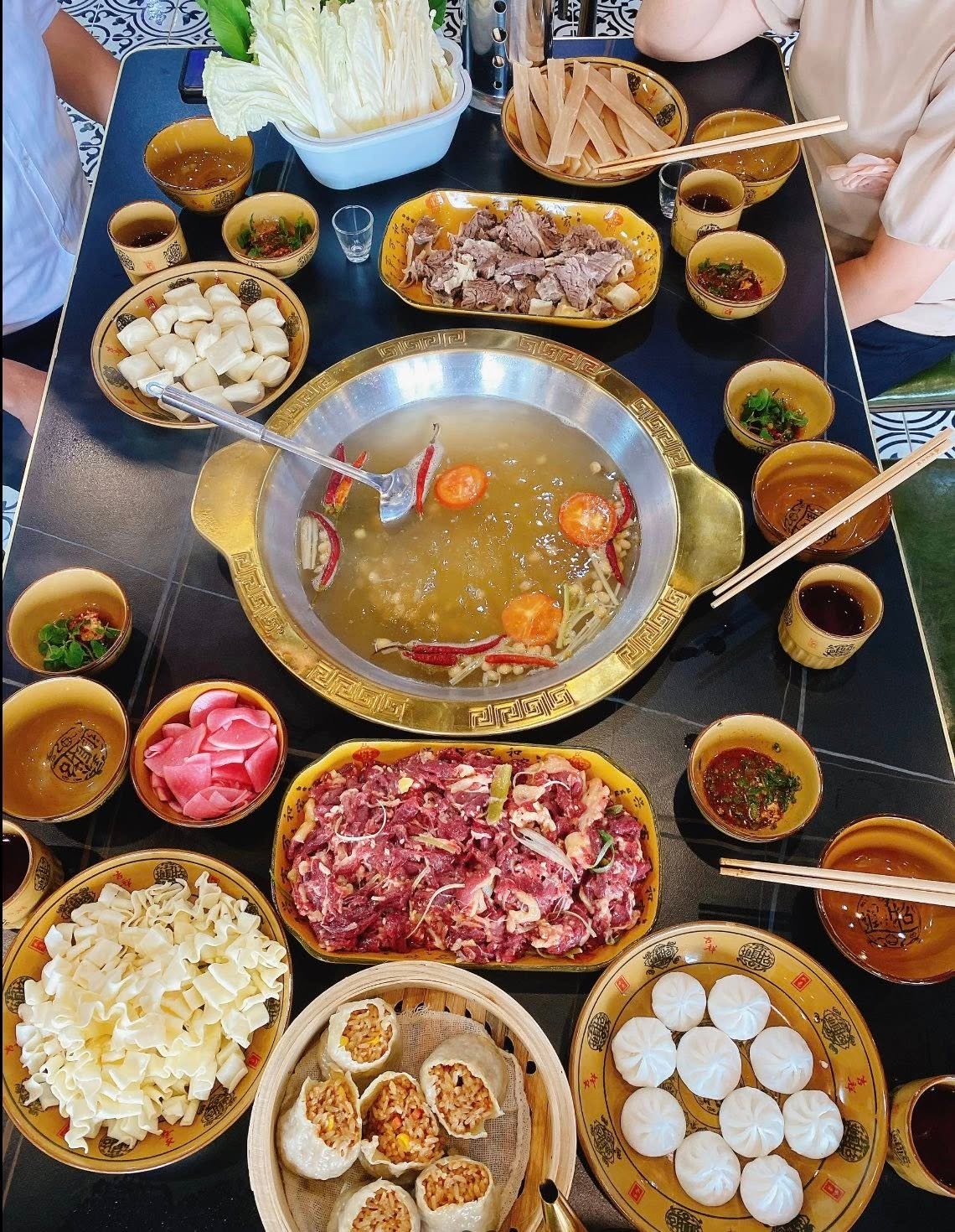 Thưởng thức món lẩu đầu bò nóng hổi cực cuốn cho cuối tuần 3 Thưởng thức món lẩu đầu bò nóng hổi cực cuốn cho cuối tuần