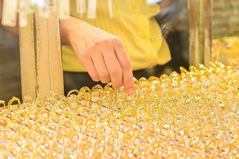 Lưu ý nên cập nhật thông tin, chọn cửa hàng uy tín và theo dõi thị trường vàng thường xuyên