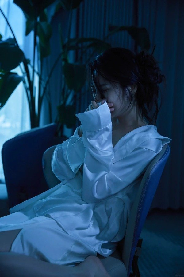 ảnh girl che mặt buồn 1