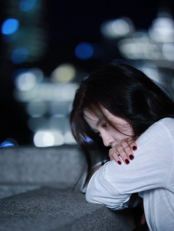 ảnh girl che mặt buồn 24