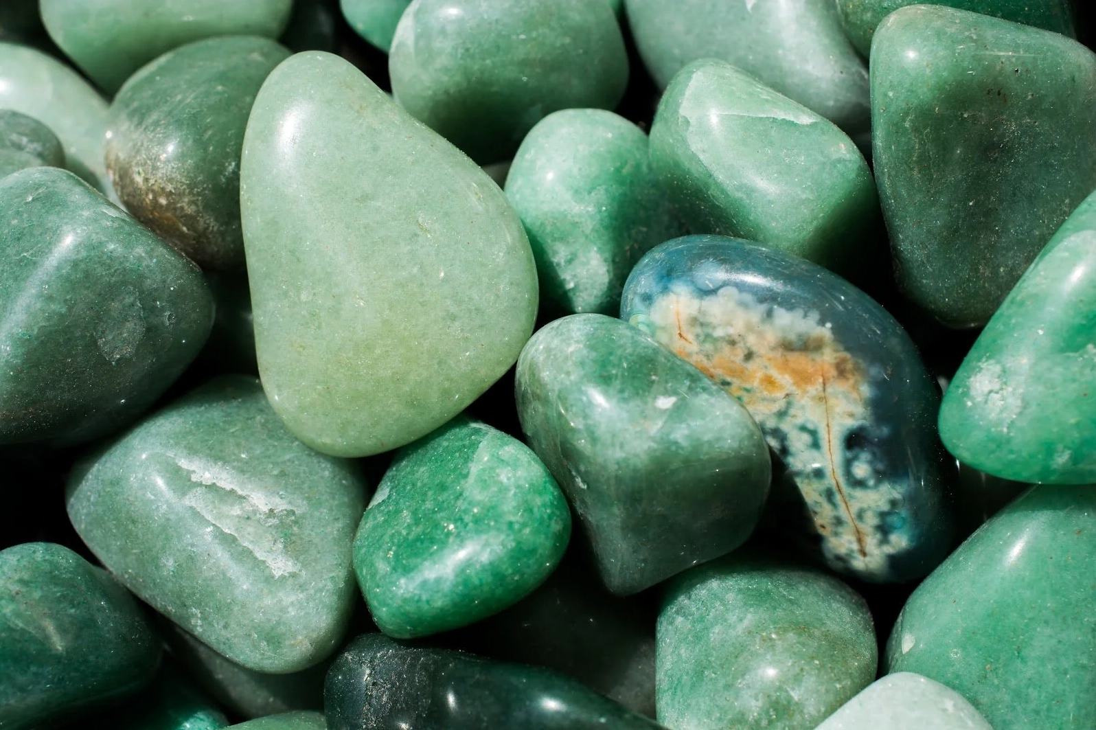 aventurine-la-ai-kham-pha-vien-da-may-man-va-quyen-nang-bi-a_384