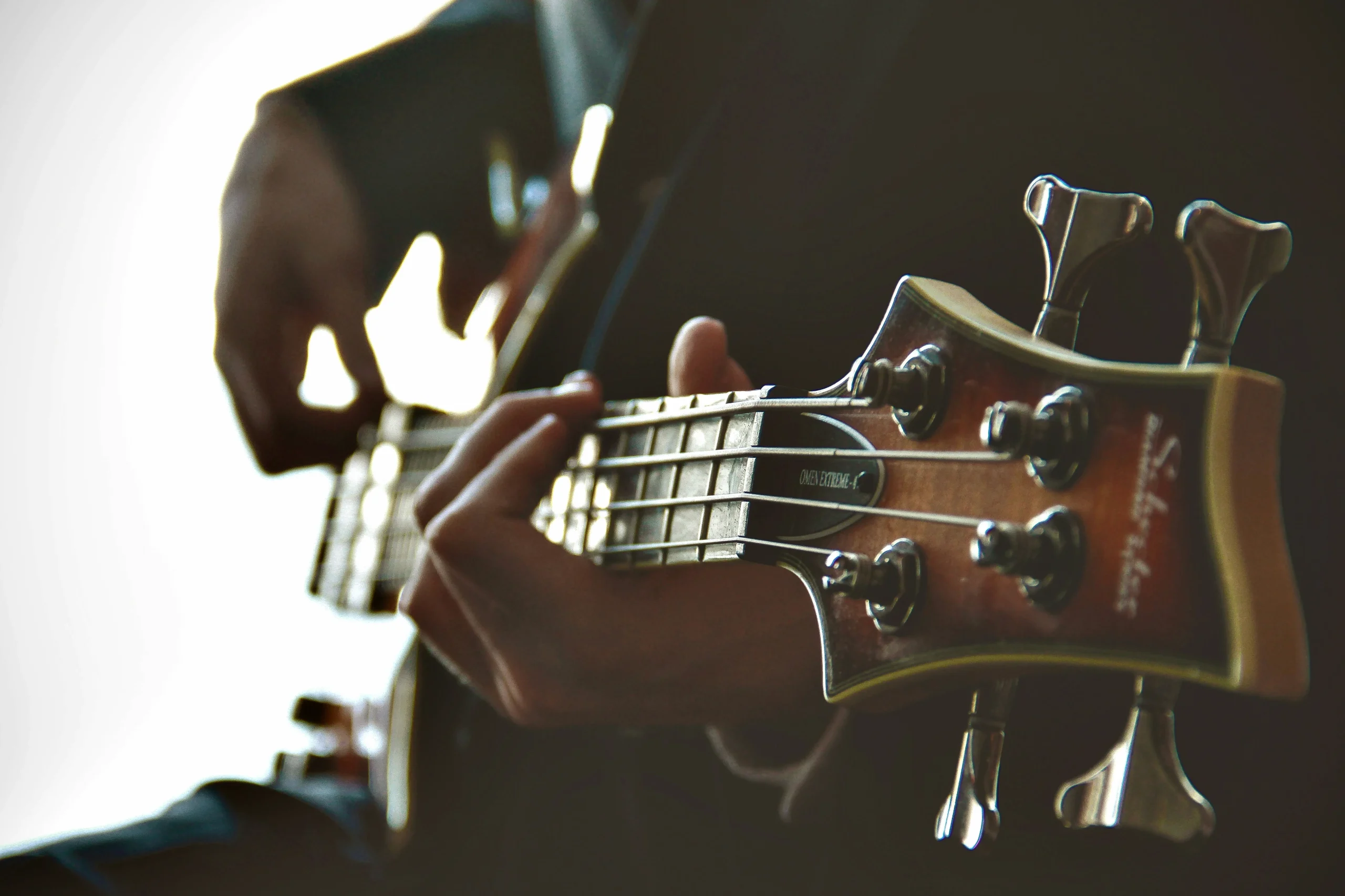Người đàn ông chơi guitar, liên quan đến Quandale Dingle meme