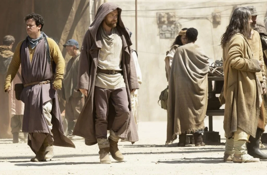 Obi Wan Kenobi là ai? Giải mã huyền thoại Jedi vĩ đại nhất Star Wars 5 Obi-Wan Kenobi si aggira per le strade di Tatooine