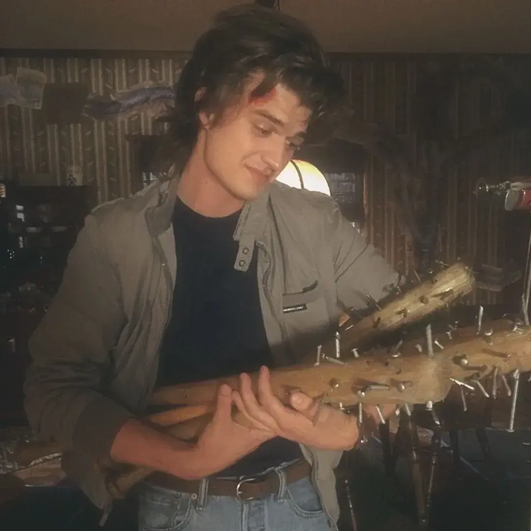 Steve Harrington trong series Stranger Things